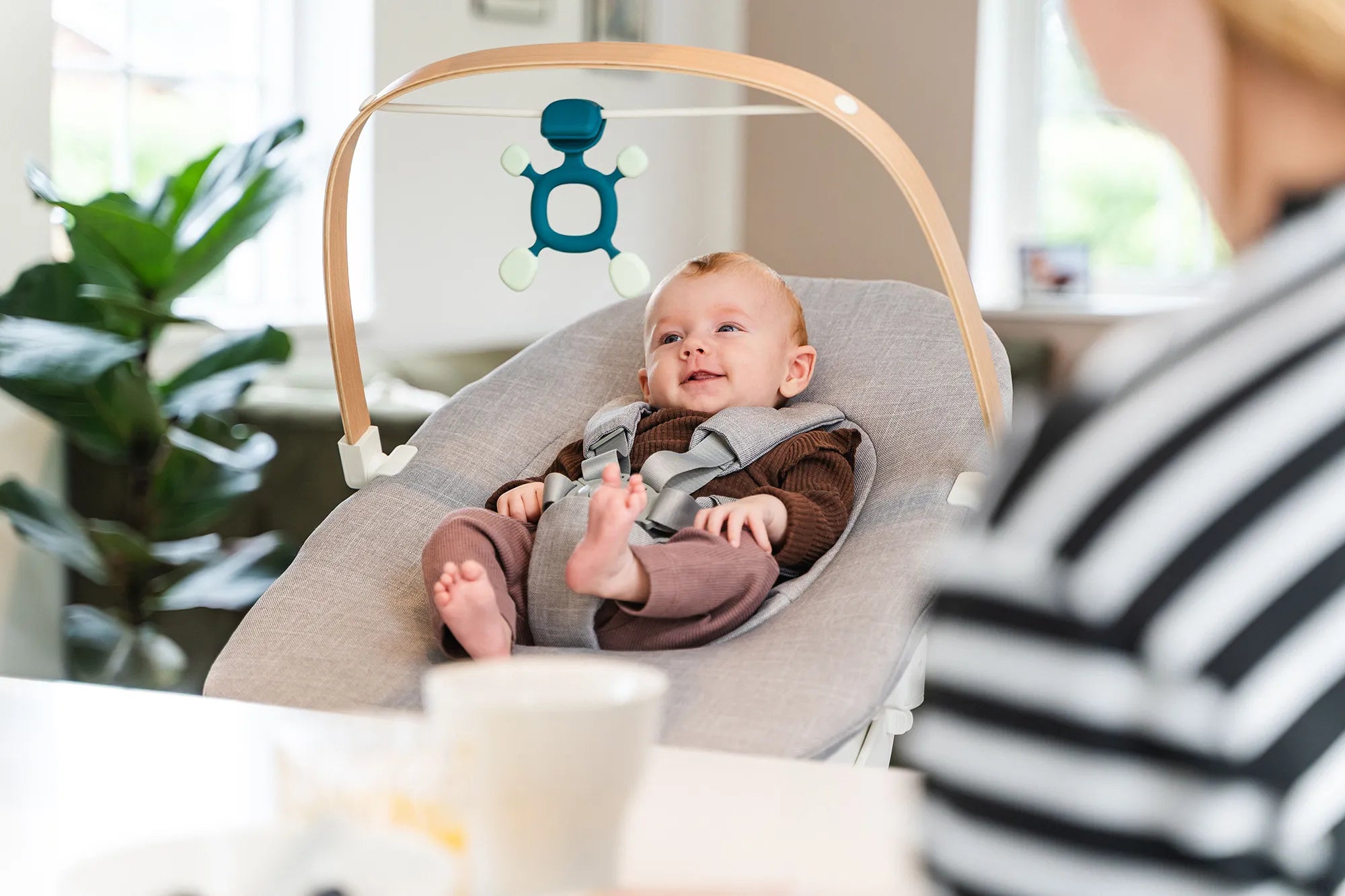 Glückliches Baby mit Silikon Spielzeug