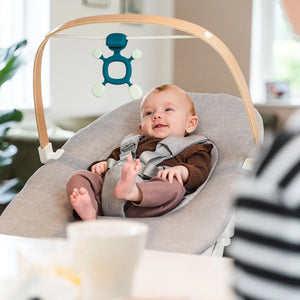 Glückliches Baby mit Silikon Spielzeug